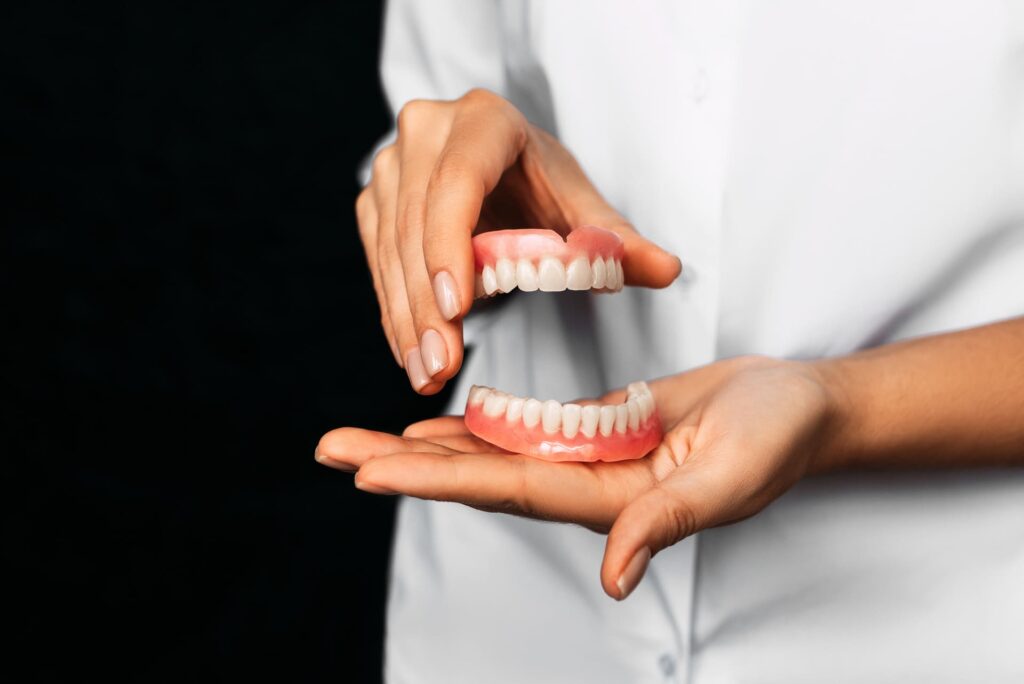 Differenza tra protesi mobile e impianto dentale